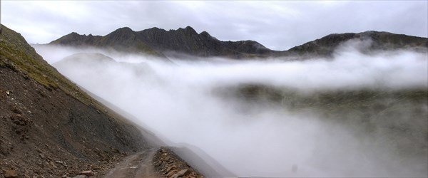 Спуск с перевала, прямо в тучи